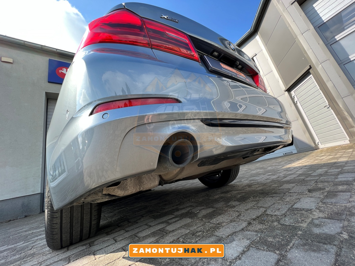 Zdjęcie BMW 5 G30 z zamontowanym hakiem holowniczym - funkcjonalność i praktyczność na każdym etapie podróży